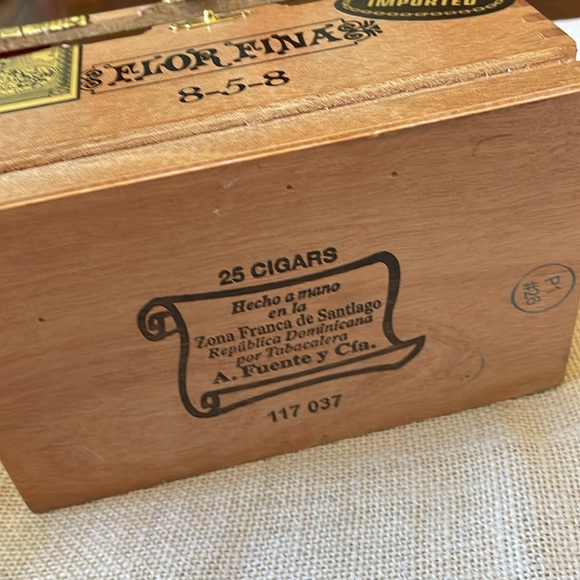 ARTURO FUENTE Flor Fina 858 Empty Wood Cigar Box - Picture 5 of 7